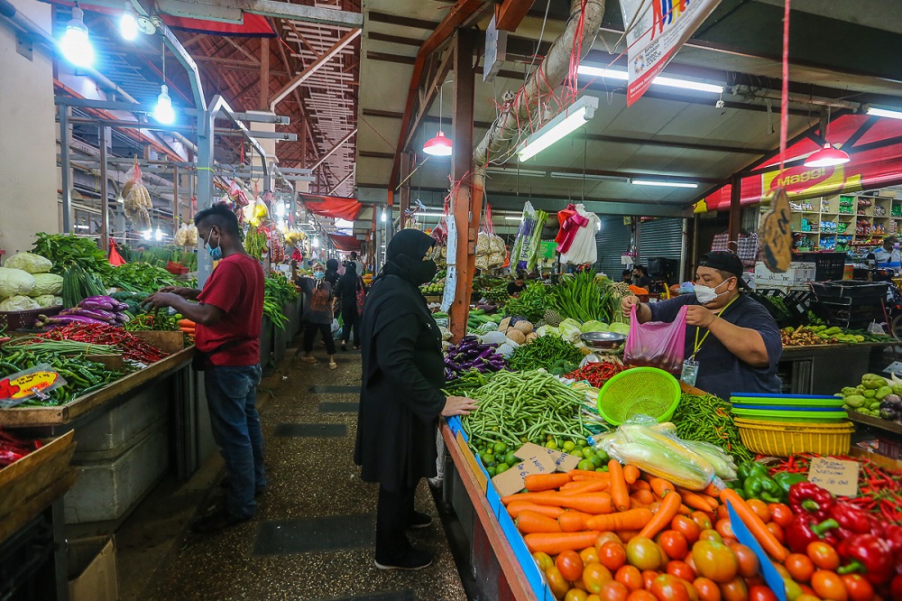 People shop for vegetables at a wet market in Kuala Lumpur October 28, 2021. u00e2u20acu2022 Picture by Yusof Mat Isa