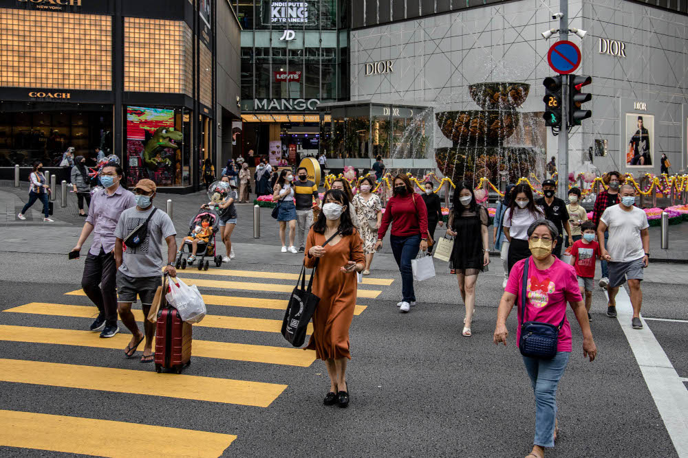 People are seen wearing protective masks as they walk along the Bukit Bintang shopping area in Kuala Lumpur, October 28, 2021. u00e2u20acu201d Picture by Firdaus Latif