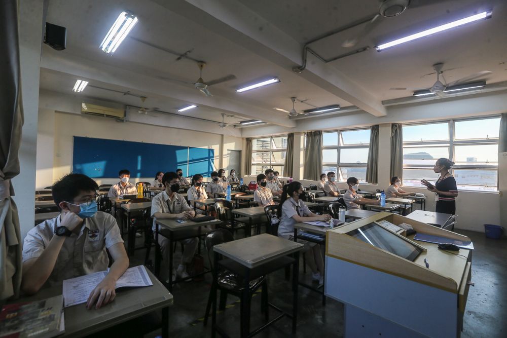 Students resume classes at Sekolah Menengah Pin Hwa in Klang as schools reopen under Phase Three of the National Recovery Plan October 4, 2021. u00e2u20acu201d Picture by Yusof Mat Isa