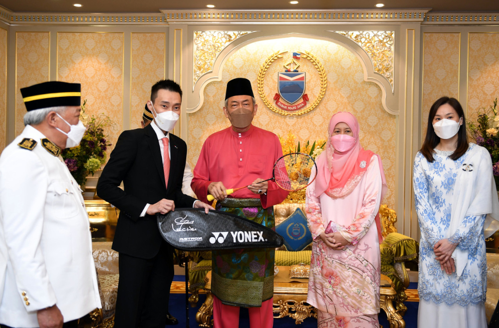 Yang Dipertua Negeri Sabah Tun Juhar Mahiruddin (3rd right) and his wife Toh Puan Norlidah RM Jasni (2nd right) receive racquets from Datuk Lee Chong Wei at Istana Seri Kinabalu in Sabah, October 26, 2021. u00e2u20acu201d Bernama pic 