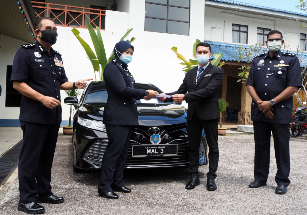 Melaka police chief Datuk Abdul Majid Mohd Ali (left) said the seizure followed a police report lodged by staff from the Melaka state secretaryu00e2u20acu2122s office after Norhizam failed to return the black Toyota Camry, with registration u00e2u20acu02dcMAL 3u00e2u20acu2122. u00e2u20acu201d Bernama p