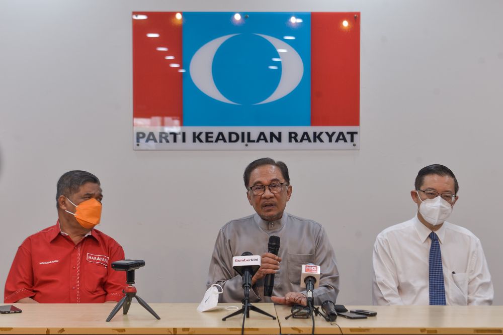 PKR president Datuk Seri Anwar Ibrahim speaks during a press conference at the partyu00e2u20acu2122s headquarters in Petaling Jaya October 29, 2021. u00e2u20acu201d Picture by Miera Zulyana