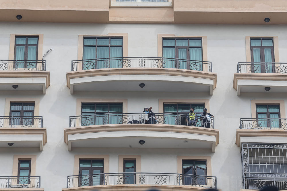 The police forensic team pictured at The Palazzo, Jalan Kelawei, October 5, 2021. u00e2u20acu201d Picture by Sayuti Zainudin