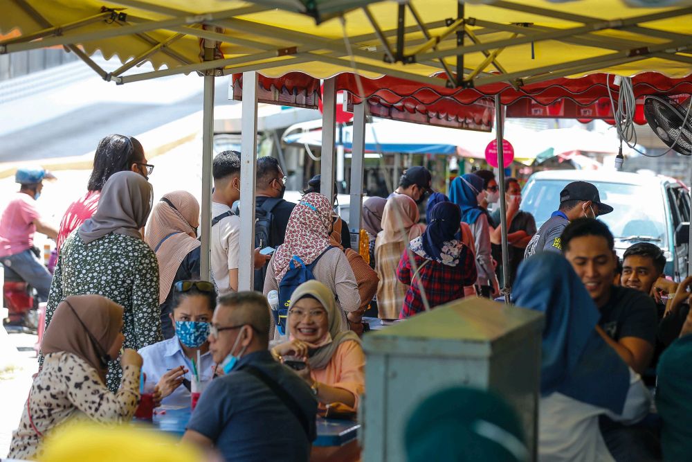 Tourists throng a stall selling Window Sherbet (Ais Tingkap) in George Town October 15, 2021. u00e2u20acu2022 Picture by Sayuti Zainudin