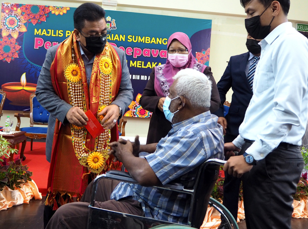 Melaka Chief Minister Datuk Seri Sulaiman Md Ali presenting Deepavali aid to recipients at Seri Bendahara in Ayer Keroh, October 25, 2021. u00e2u20acu201d Bernama pic 