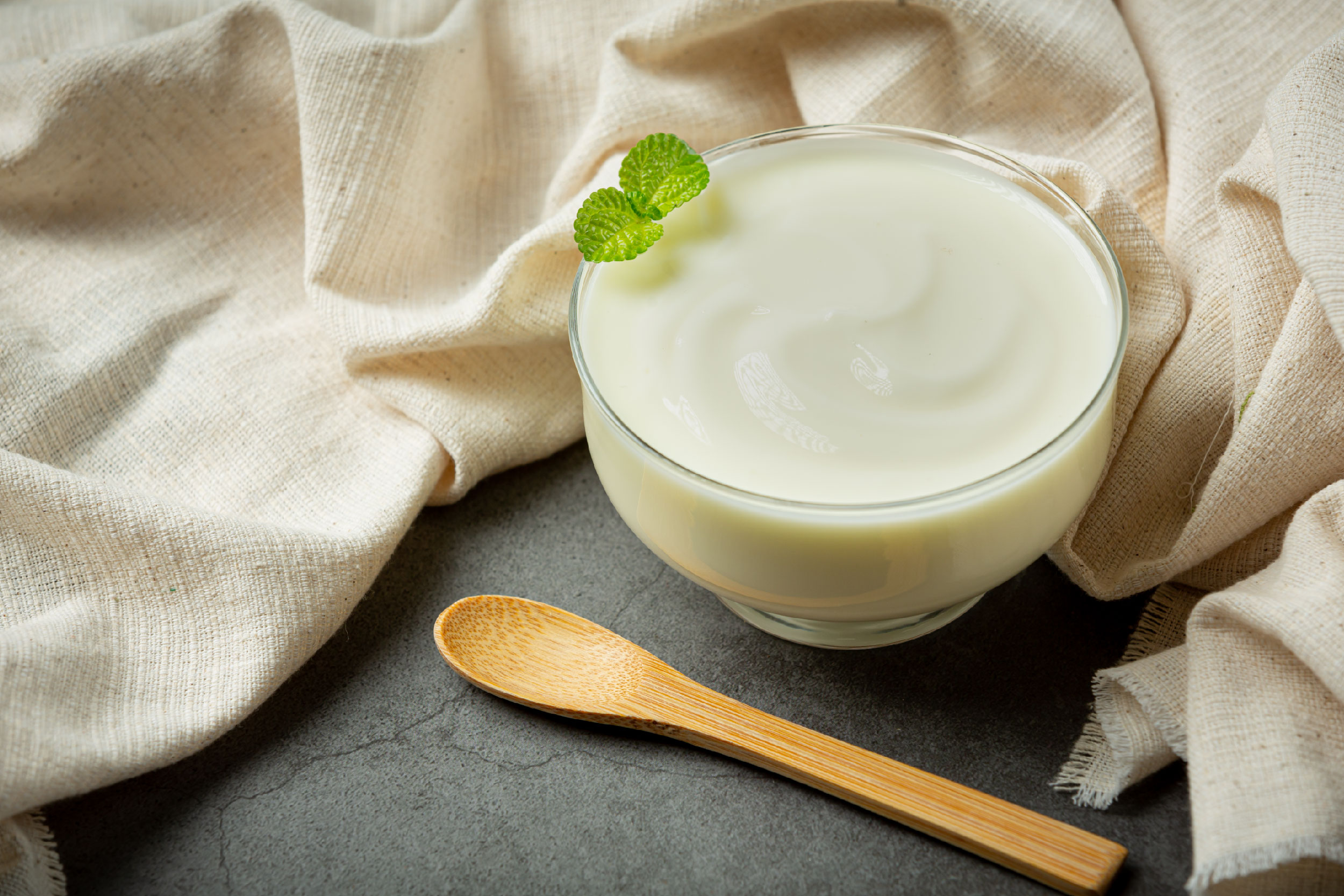 酸奶含有益生菌，能帮助提升我们的消化能力，并且间接提高身体的代谢能力。-图取自freepik-