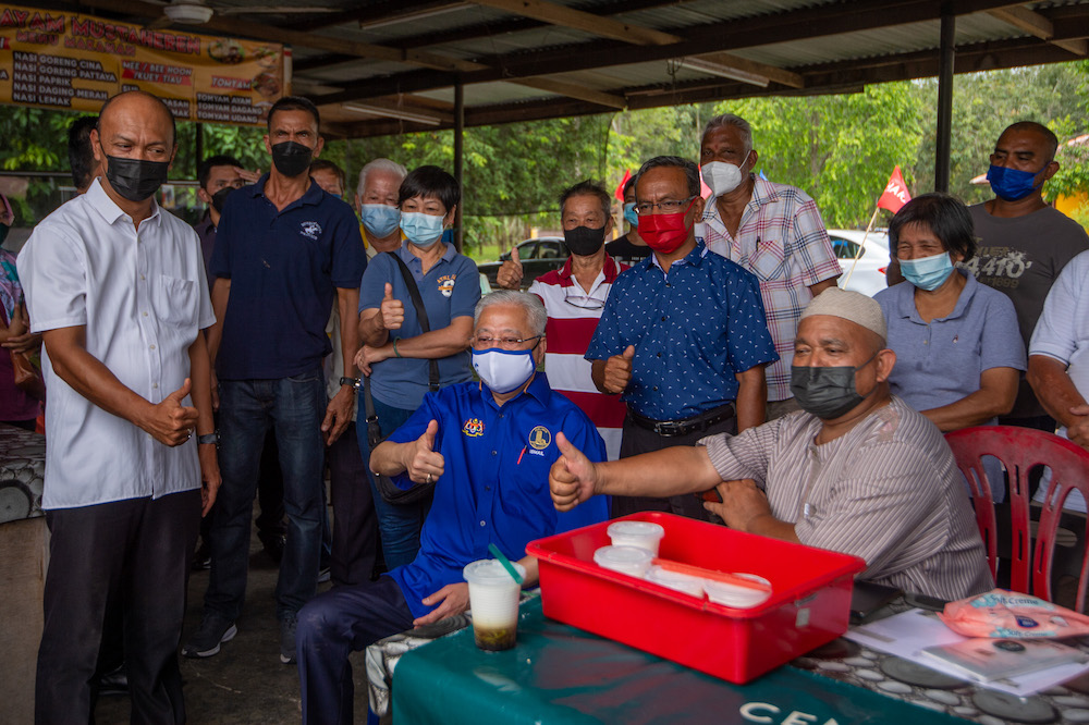 Prime Minister, Datuk Seri Ismail Sabri with BN supporters at the party's meet-and-greet session at Medan Selera Selandar in Selandar, November 14, 2021. u00e2u20acu201d Picture by Shafwan Zaidon