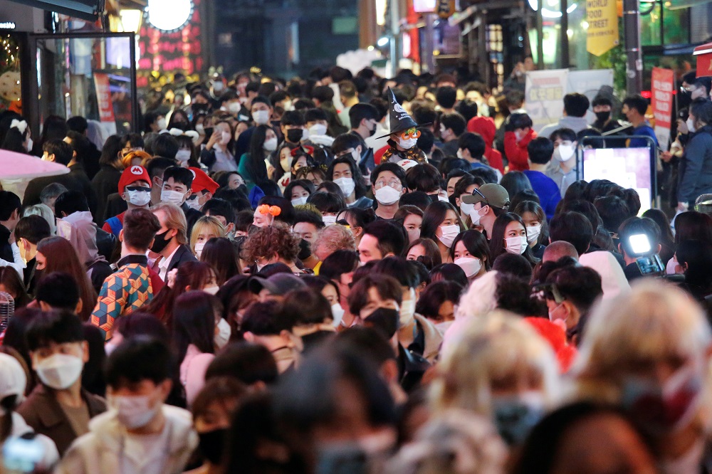People wearing masks walk on the street amid the coronavirus disease pandemic in downtown Seoul October 30, 2021. u00e2u20acu201d Reuters pic