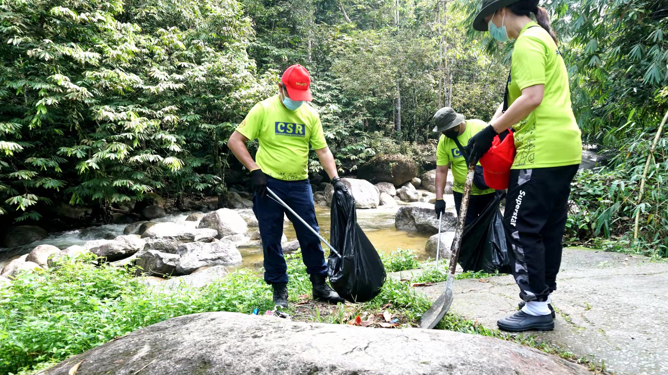阿兹兰（左）与志愿者一起清理垃圾。-MR D.I.Y.提供-