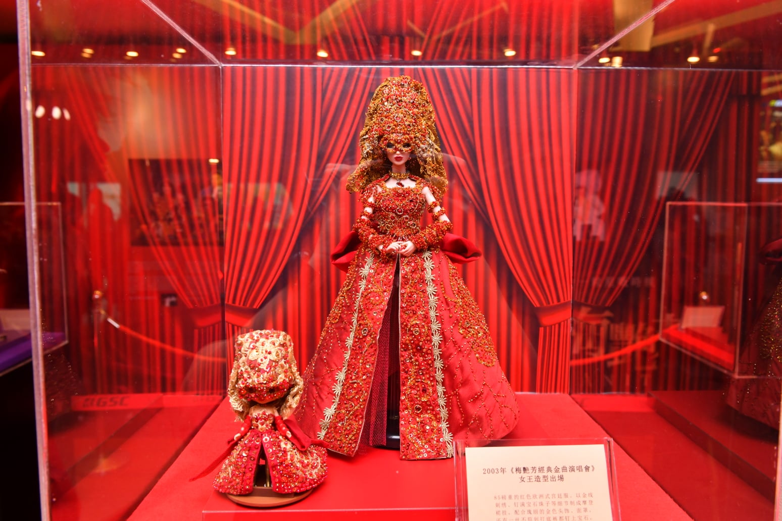 2003年的《梅艳芳经典金曲演唱会》的开场造型服饰手作娃娃。-摘自GSC脸书-