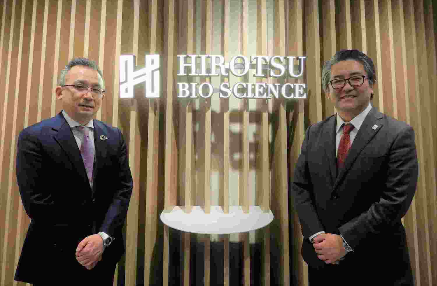 Life Innovation Business总部副总裁兼负责人Hiroshi Nakao（左起）以及Hirotsu Bio Science首席执员Takaaki Hirotsu合影。-资料来源：BioSpectrum/图摘自Soya Cincau-