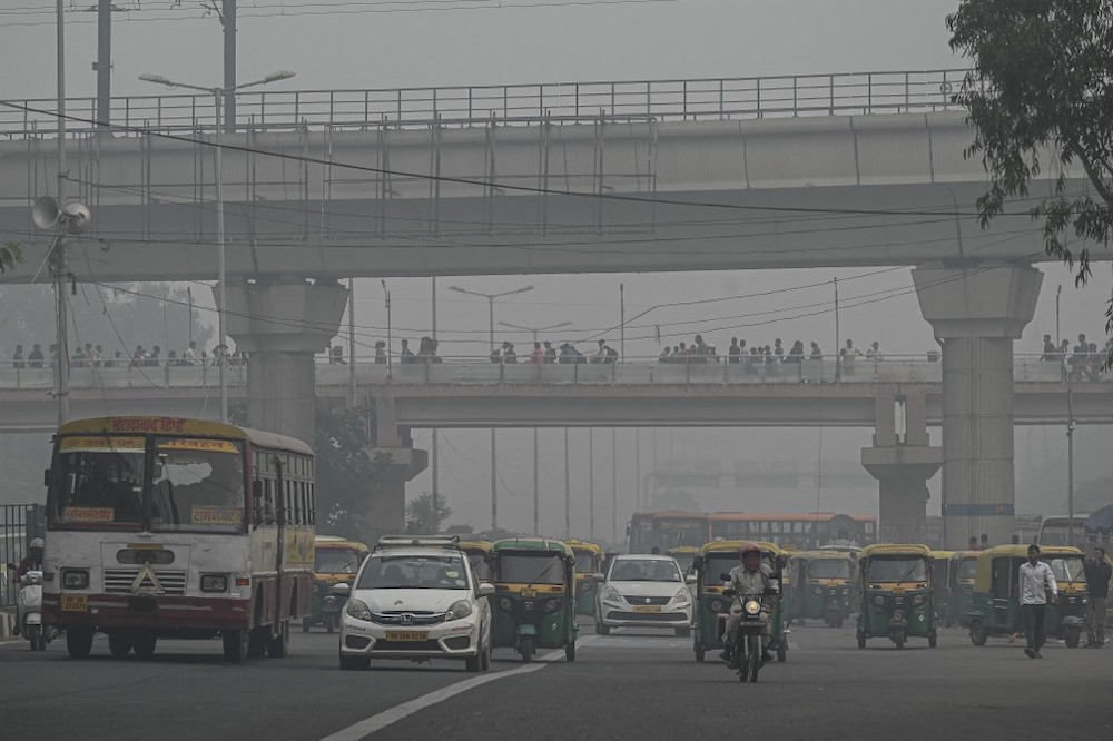 Commuters make their way along a street amid smoggy conditions in New Delhi on November 5, 2021. u00e2u20acu201d AFP picnn