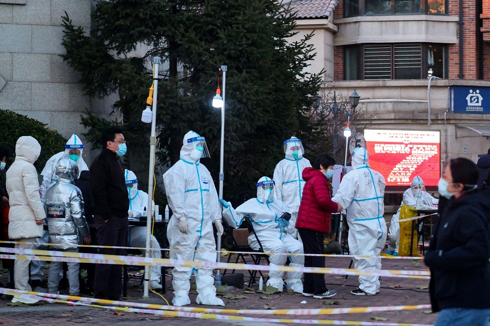 People line up to get a nucleic acid test at a makeshift testing site near a residential compound that was locked down after a local outbreak of the coronavirus disease in Beijing, China November 11, 2021. u00e2u20acu2022 Reuters pic