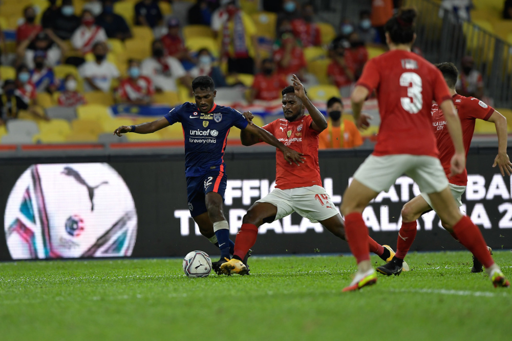 JDTu00e2u20acu2122s Kunanlan Subramaniam in action with KL Cityu00e2u20acu2122s Partiban K Janasekaran during the Malaysia Cup final at the Bukit Jalil National Stadium, November 30, 2021. u00e2u20acu201d Bernama pic