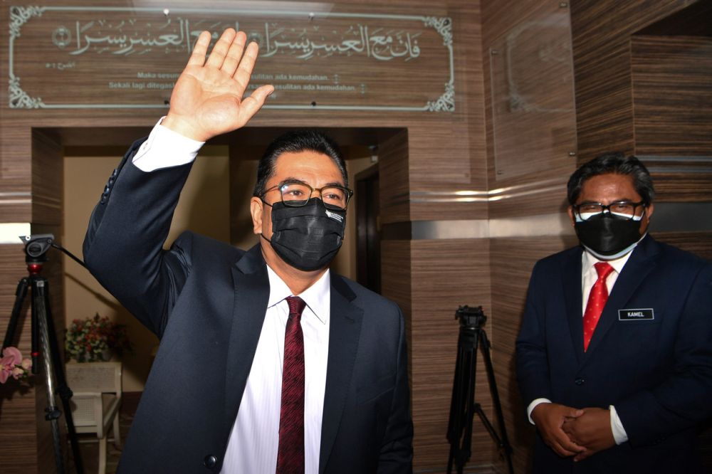 Datuk Seri Sulaiman Md Ali greets staff after clocking in as chief minister at Kompleks Seri Negeri in Ayer Keroh November 22, 2021. u00e2u20acu201d Bernama picnn