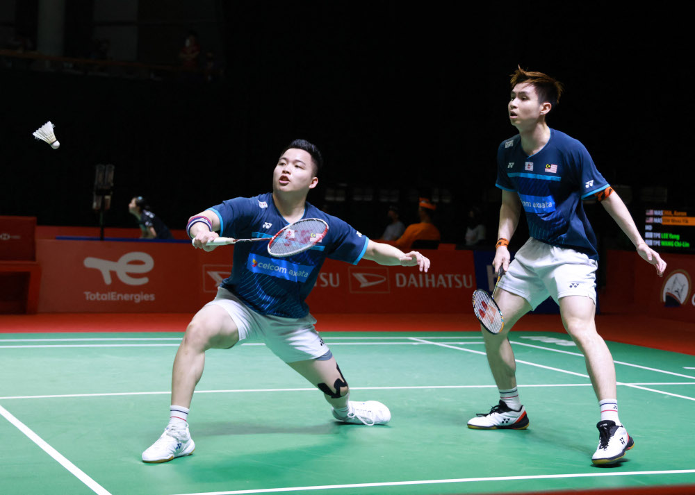 Aaron Chia and Soh Wooi Yik against Taiwanu00e2u20acu2122s Lee Yang and Wang Chi-lin during their menu00e2u20acu2122s doubles quarterfinal badminton match at the Indonesia Masters in Nusa Dua, Bali, November 19, 2021. u00e2u20acu201d Badminton Association of Indonesia handout pic via AFP 