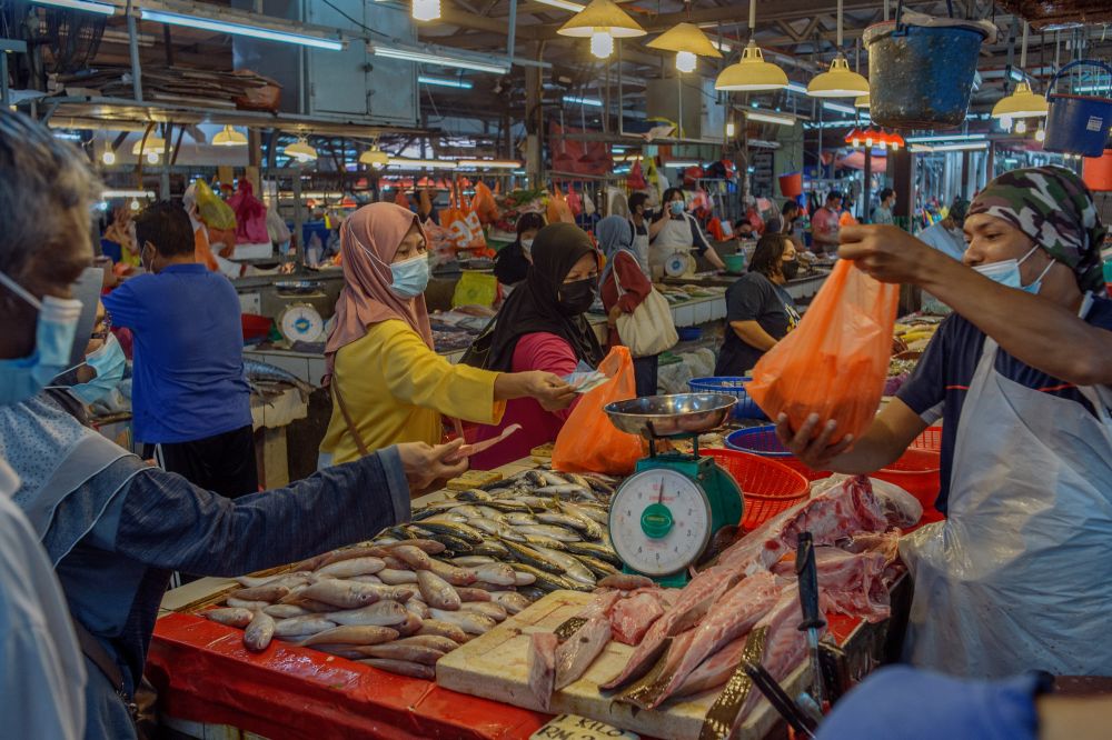 People wearing face masks shop for fresh seafood at the Chow Kit market in Kuala Lumpur November 25, 2021. u00e2u20acu201d Picture by Shafwan Zaidon