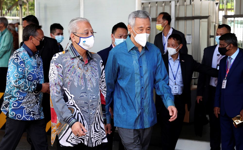 Singaporeu00e2u20acu2122s Prime Minister Lee Hsien Loong meets Malaysiau00e2u20acu2122s Prime Minister Ismail Sabri Yaakob during the launch of the land Vaccinated Travel Lane between both countries at the Woodlands Checkpoint in Singapore November 29, 2021. u00e2u20acu201d Reuters pic