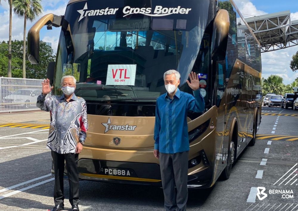 Malaysian Prime Minister Datuk Seri Ismail Sabri Yaakob and his Singaporean counterpart Lee Hsien Loong pose for the cameras at the Woodlands Checkpoint in Singapore November 29, 2021. u00e2u20acu201d Picture via Twitter