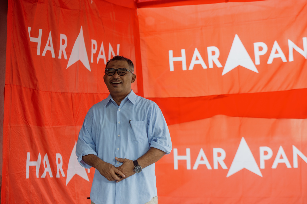 Pakatan Harapanu00e2u20acu2122s Asahan candidate, Datuk Idris Haron is pictured during his campaign at Kg Jus, Selandar, Melaka, November 9, 2021. u00e2u20acu201d Picture by Shafwan Zaidon
