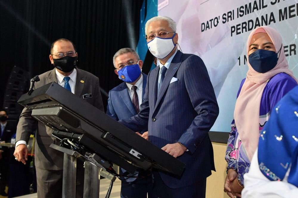 Prime Minister Datuk Seri Ismail Sabri Yaakob (second from right) launches the National Vaccine Development Roadmap and Malaysian Genome and Vaccine Institute in Bangi November 1, 2021. u00e2u20acu201d Bernama pic