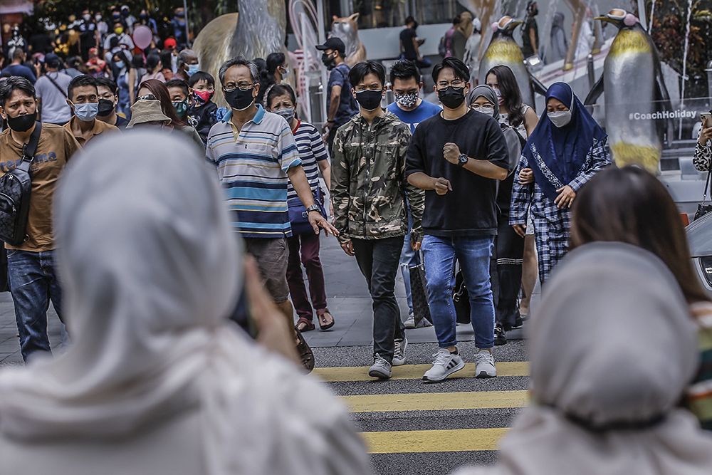 People are seen wearing protective masks as they walk along Jalan Bukit Bintang, Kuala Lumpur November 28, 2021. u00e2u20acu201d Picture by Hari Anggara