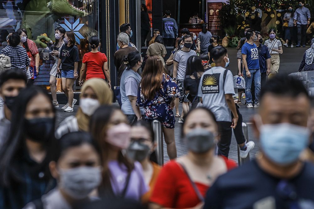 People are seen wearing protective masks as they walk along Jalan Bukit Bintang, Kuala Lumpur November 28, 2021. u00e2u20acu201d Picture by Hari Anggara