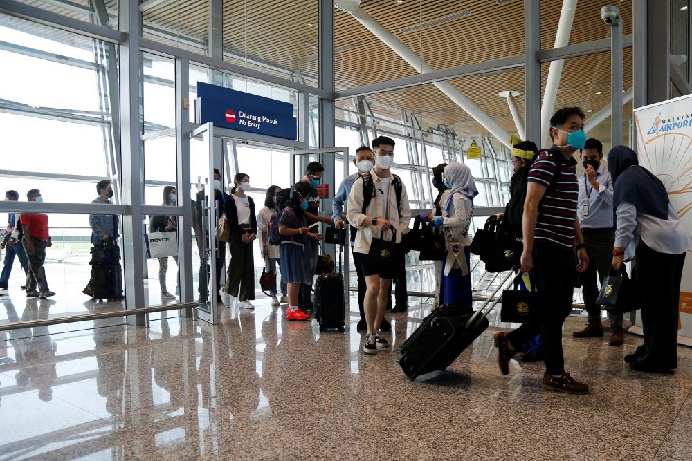 Travellers arrive at the Kuala Lumpur International Airport under the Malaysia-Singapore Vaccinated Travel Lane programme, in Sepang November 29, 2021. u00e2u20acu201d Reuters pic