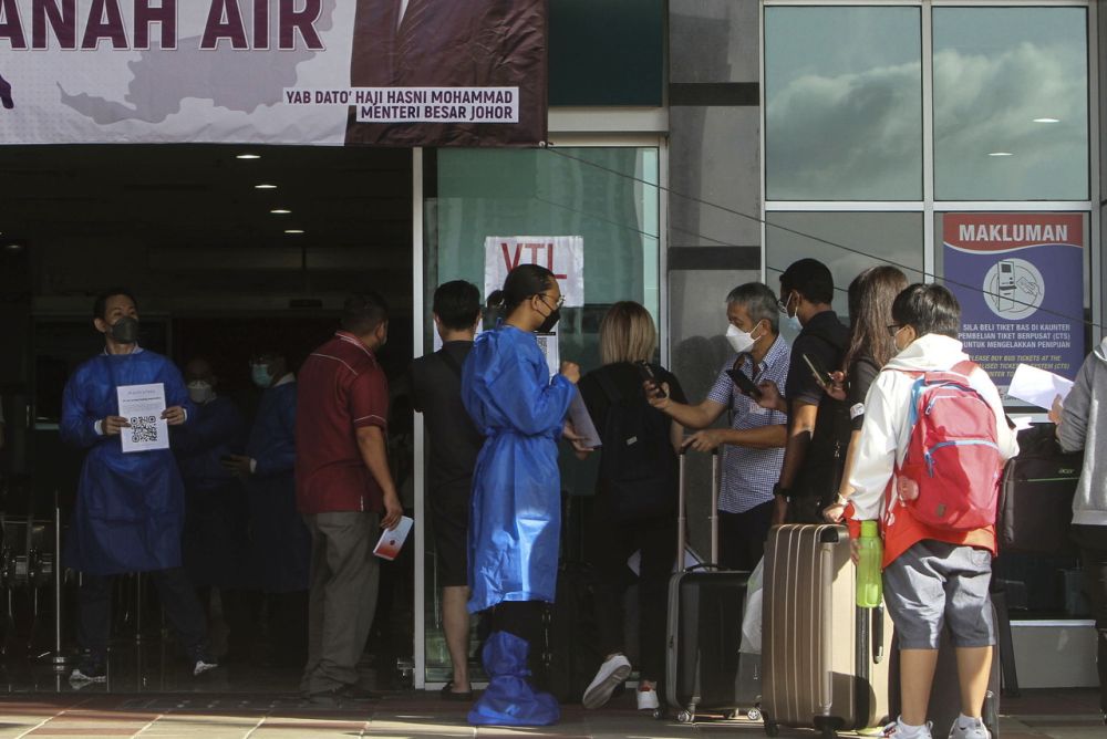 Travellers from Singapore arrive at the Larkin Sentral Bus Terminal in Johor Baru November 29, 2021. u00e2u20acu201d Bernama pic 