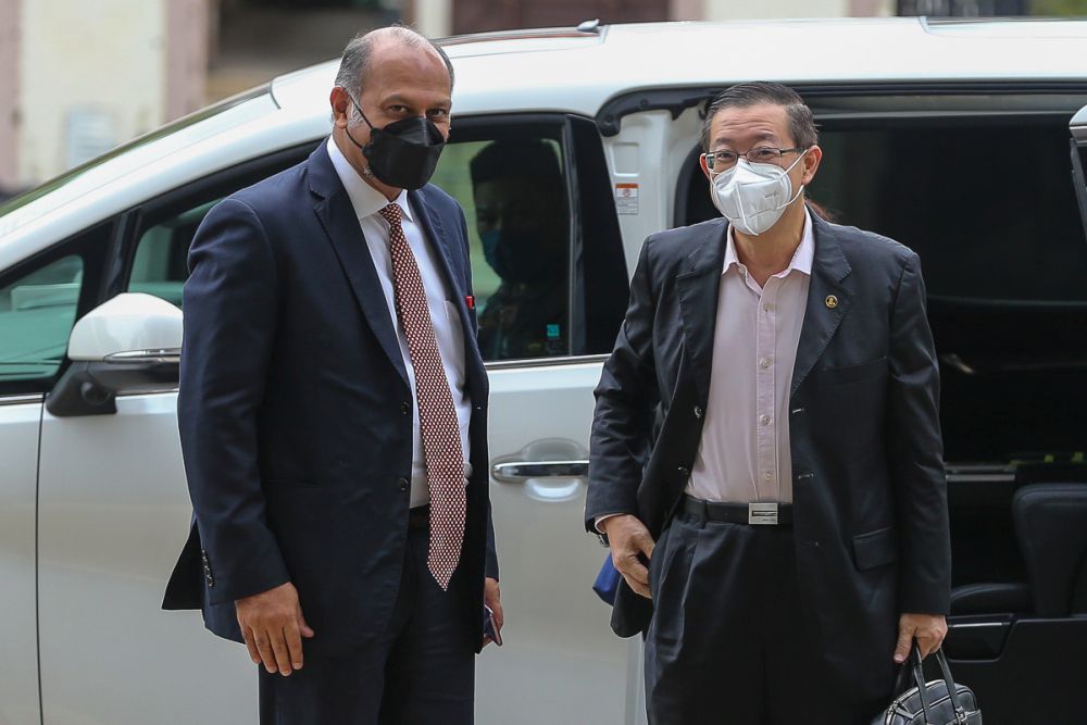 Lim Guan Eng (right) arrives at the Kuala Lumpur High Court November 11, 2021. u00e2u20acu201d Picture by Yusof Mat Isa