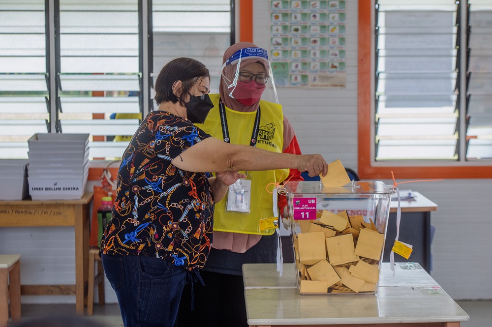 A voter casts her vote in Durian Tunggal during the Melaka state election on November 20, 2021. u00e2u20acu2022 Picture by Shafwan Zaidon 
