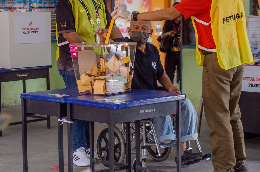 An elderly man casts his vote in Durian Tunggal during the Melaka state election on November 20, 2021. u00e2u20acu2022 Picture by Shafwan Zaidon 