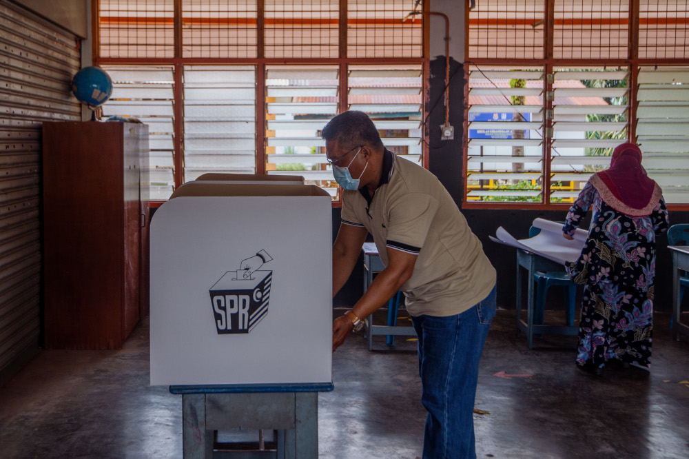 Election Commission staff prepare for polling day which will take place tomorrow at Sekolah Kebangsaan Asahan, Melaka, November 19, 2021. u00e2u20acu201d Picture by Shafwan Zaidon