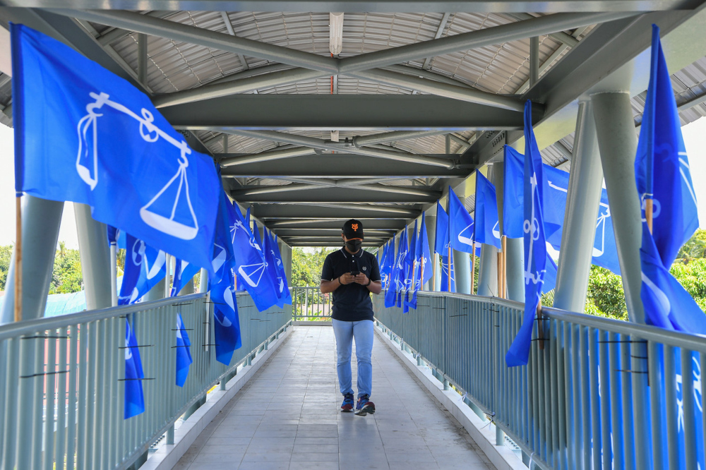 BN flags can be seen on an overhead pedestrian bridge in Duyong, Melaka, November 9, 2021. u00e2u20acu201d Bernama pic 