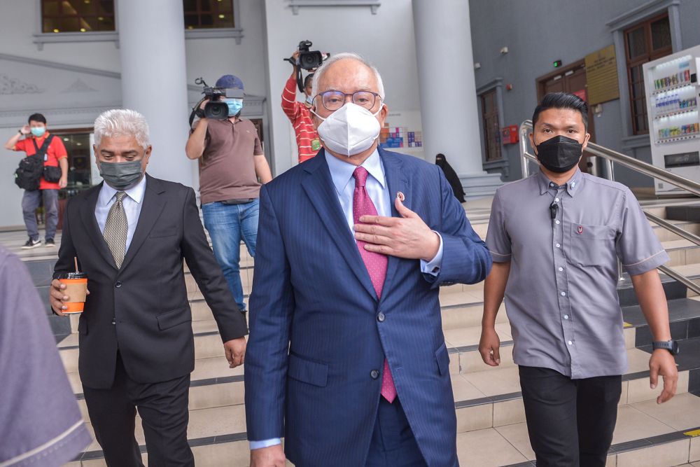 Datuk Seri Najib Razak is pictured leaving the Kuala Lumpur High Court  November 10,2021. u00e2u20acu201d Picture by Meira Zulyanann