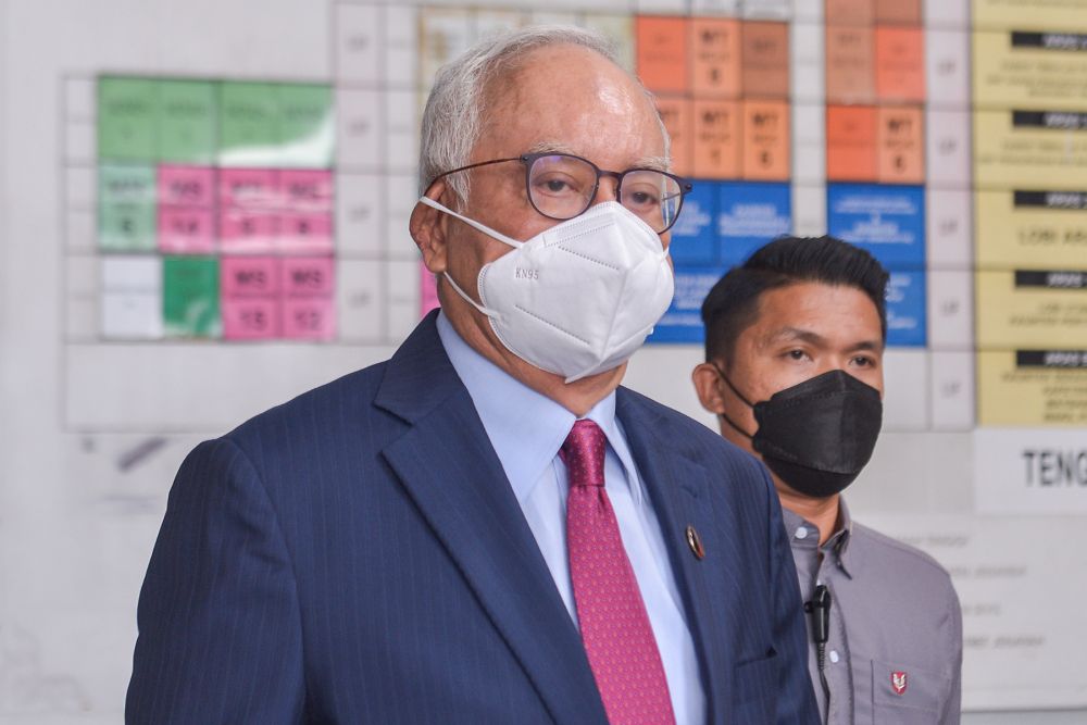 Datuk Seri Najib Razak is pictured leaving the Kuala Lumpur High Court  November 10, 2021. u00e2u20acu201d Picture by Meira Zulyanann