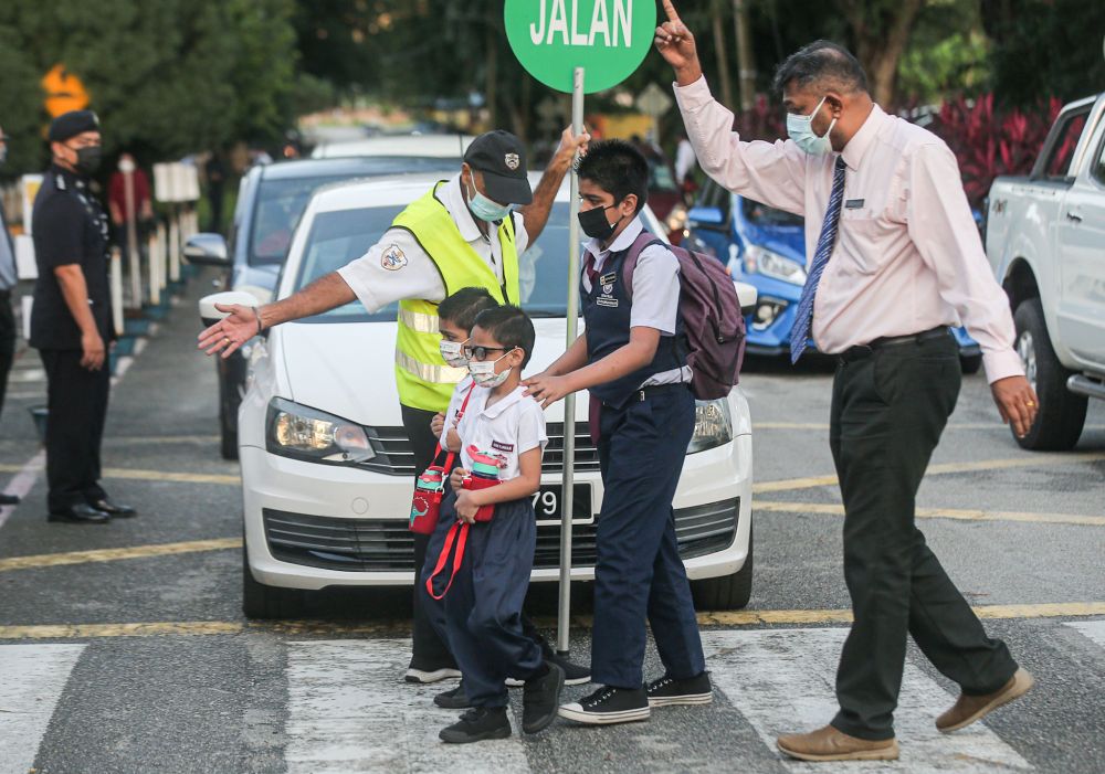 Students return to school at Sekolah Kebangsaan Cator Avenue in Ipoh November 22, 2021. u00e2u20acu201d Picture by Farhan Najib