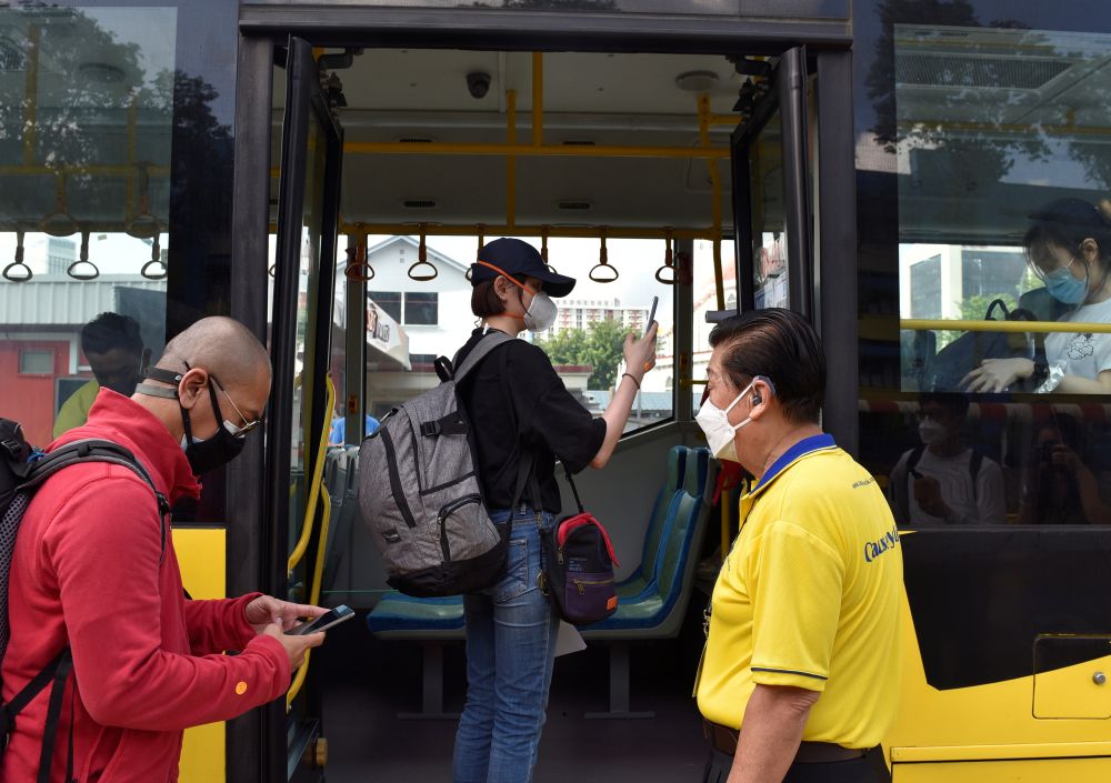People board a bus back to Malaysia as the Vaccinated Travel Lane between Singapore and Malaysia opened November 29, 2021. u00e2u20acu201d Reuters pic