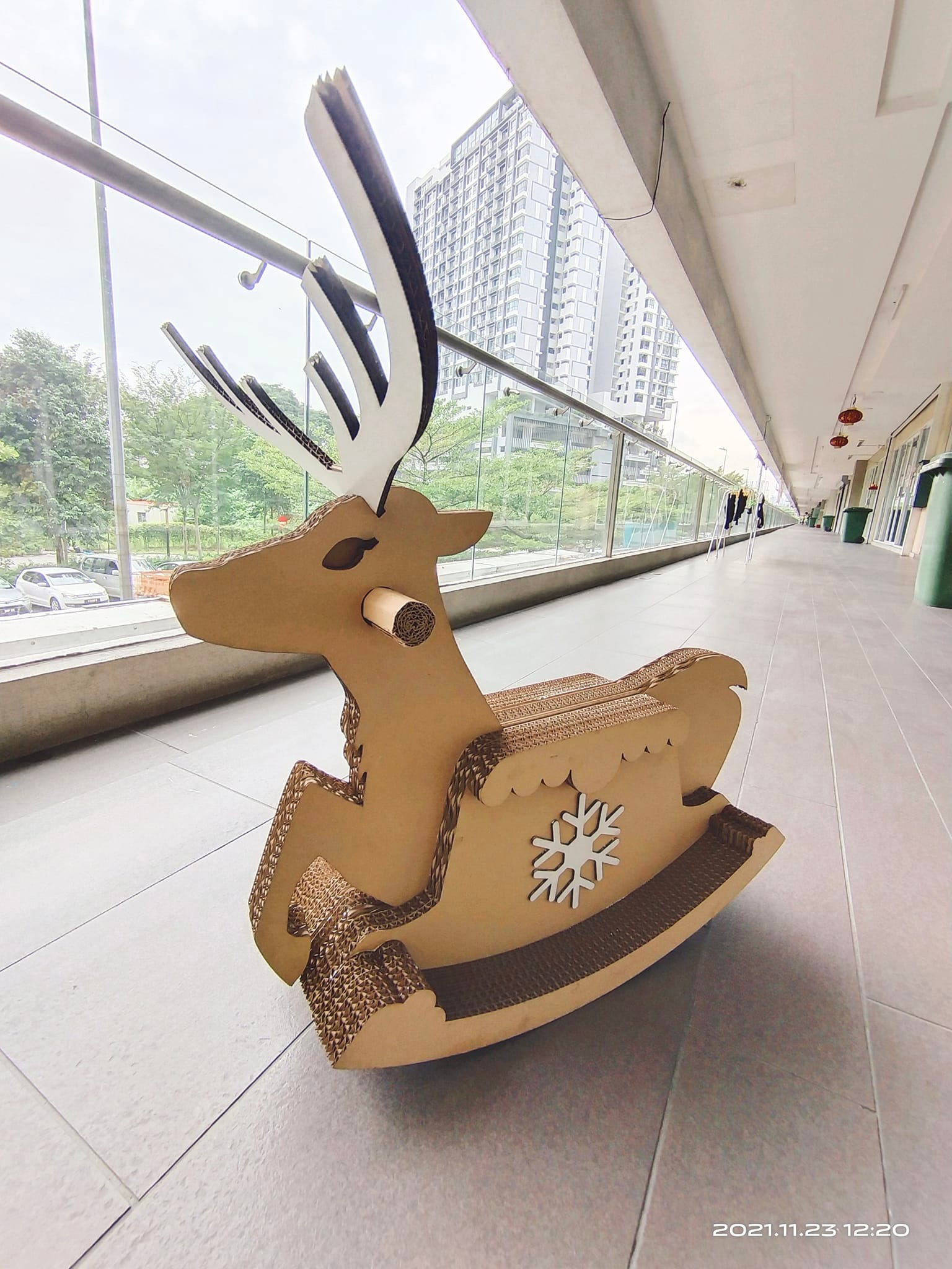 纸皮玩国也制作了圣诞小鹿，让6岁及以下的小朋友能够骑小鹿，提早过圣诞。-图取自“有你市集”脸书-