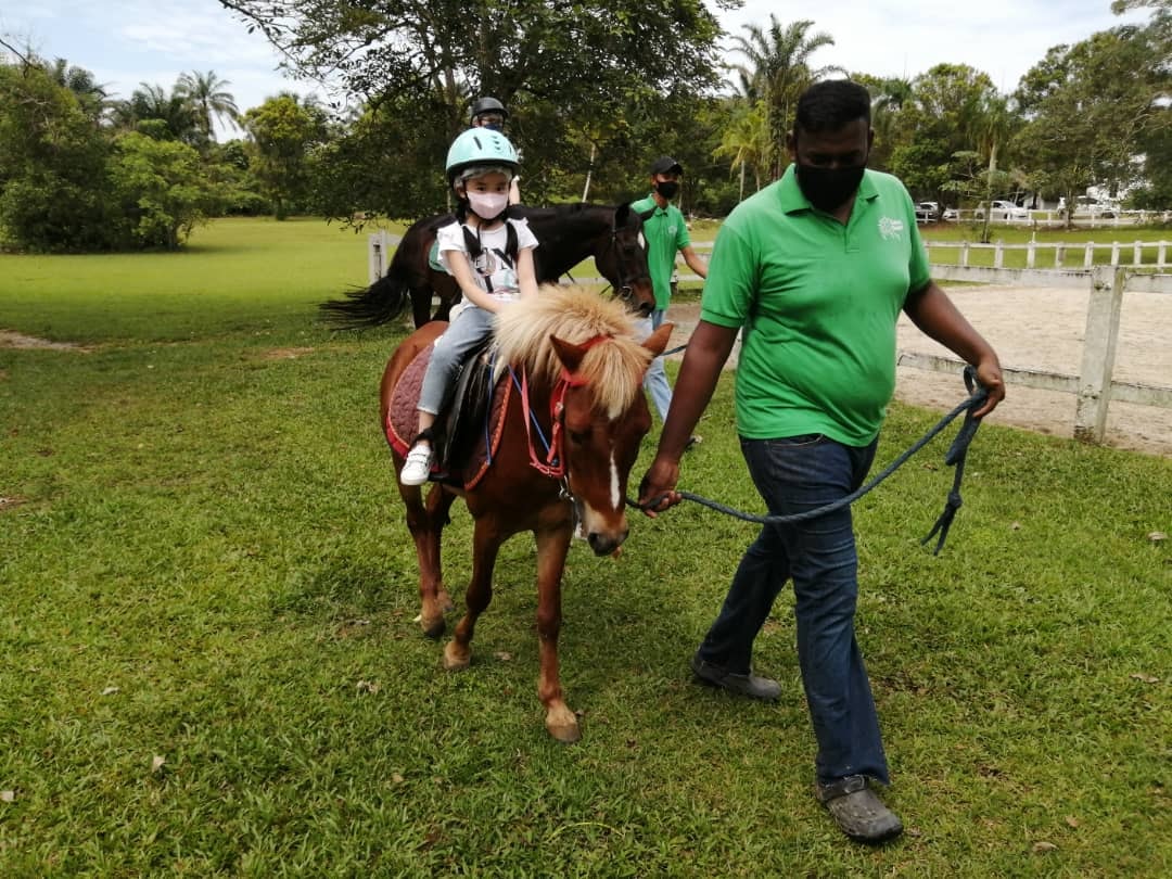 若你担心一个人骑马，建议你选择让马倌牵着你骑的马到油棕园散步。-图取自Riders Resort脸书-