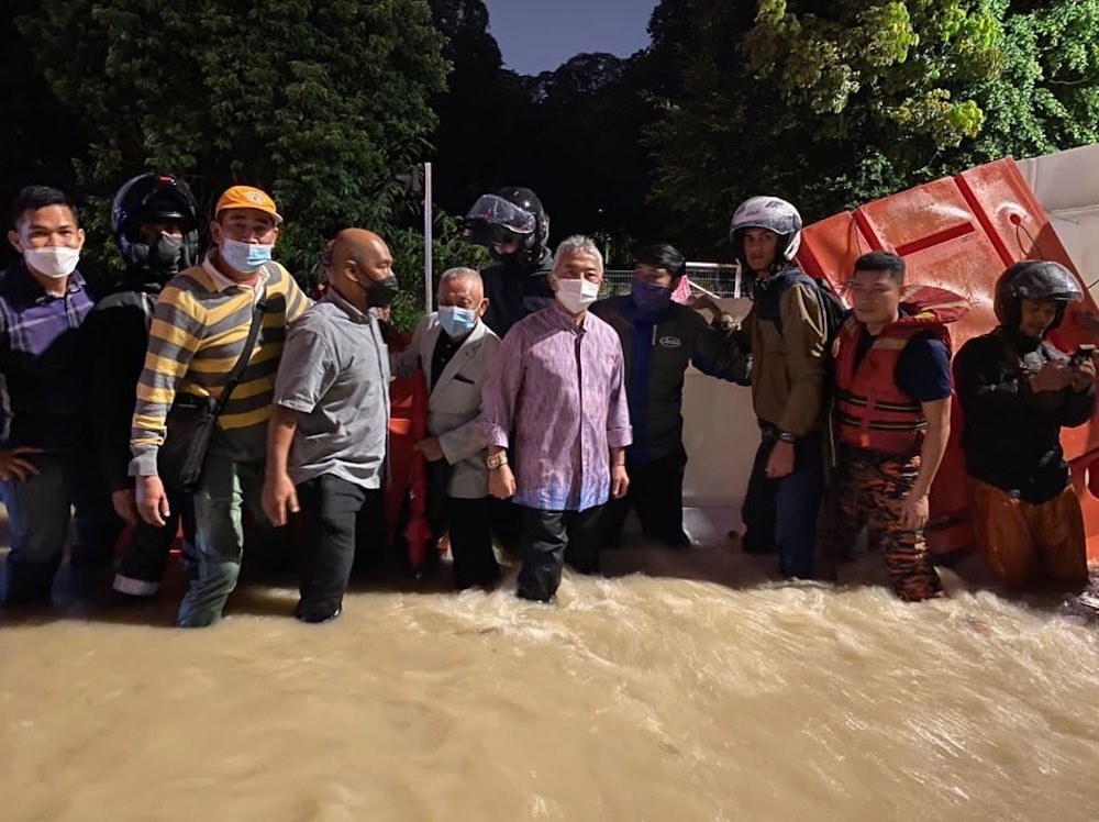 Yang di-Pertuan Agong Al-Sultan Abdullah Riu00e2u20acu2122ayatuddin Al-Mustafa Billah Shah wades in floodwaters as he checks on the flood situation in Kuala Lumpur. u00e2u20acu201d Picture courtesy of Facebook/Istana Negara