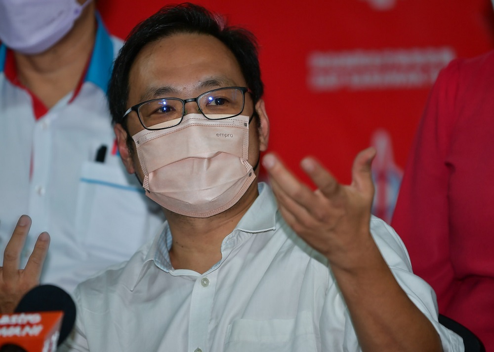 Sarawak DAP chairman Chong Chieng Jen speaks during a press conference in Kuching November 25, 2021. u00e2u20acu201d Bernama pic