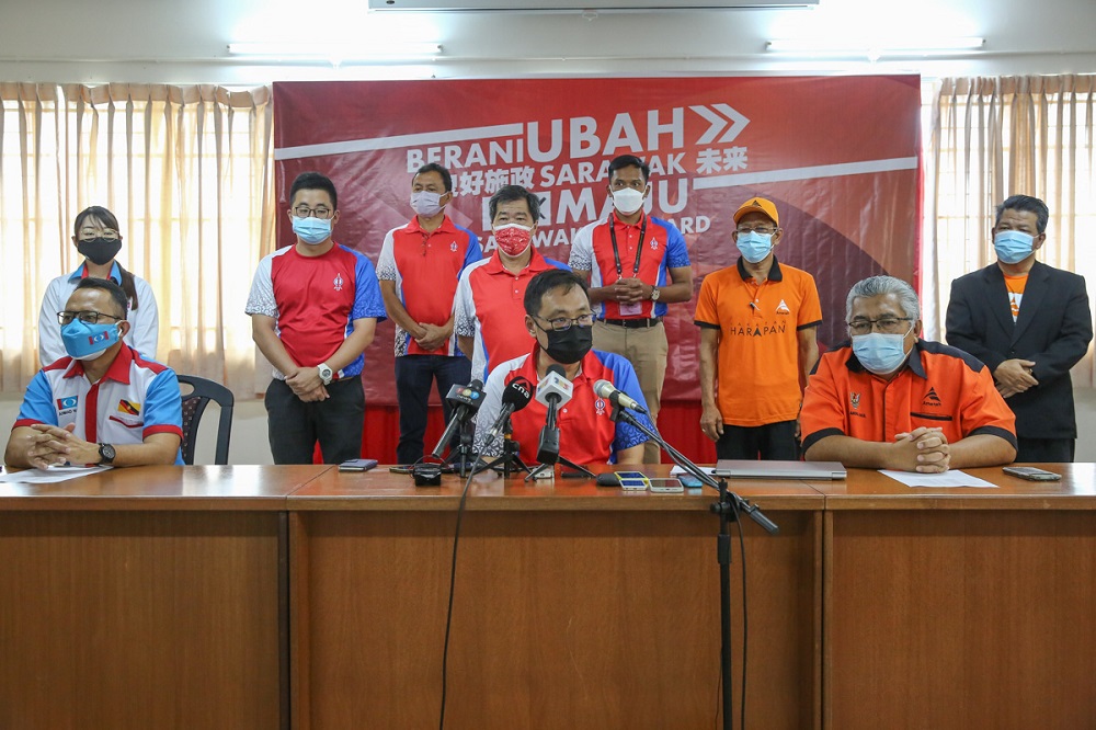 Sarawak DAP chief Chong Chien Jen (centre) speaks during a solidarity press conference at its headquarters in Kuching December 11, 2021. u00e2u20acu201d Picture by Yusof Mat Isa