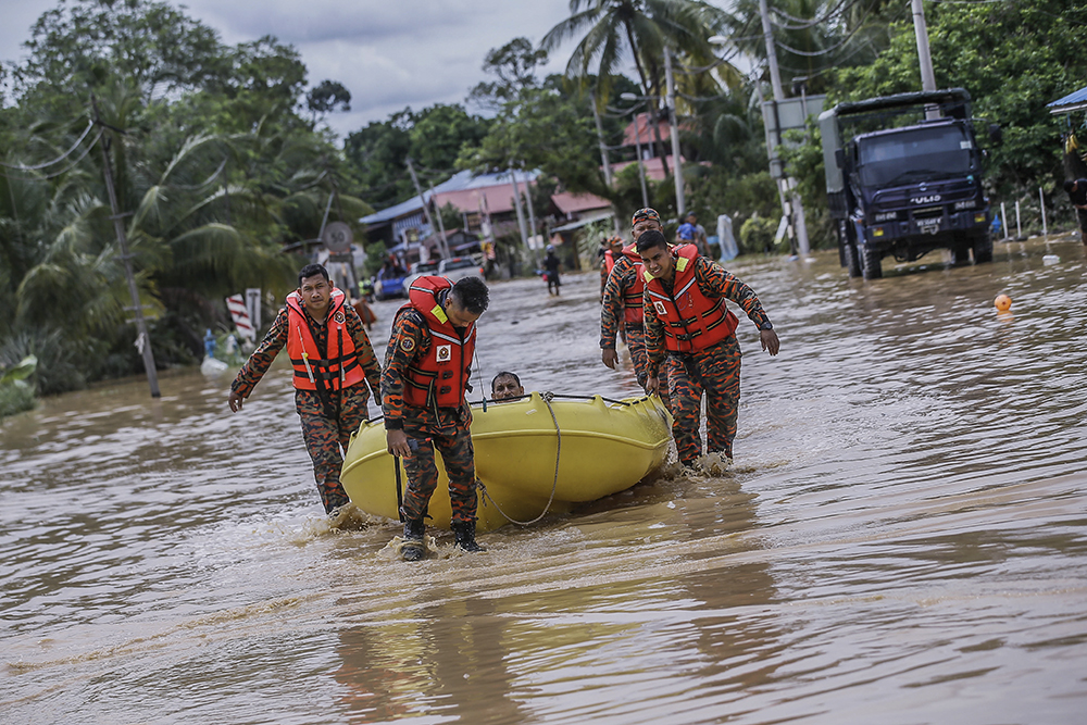 Rescue workers are seen wading through the floods in Hulu Langat December 19, 2021. u00e2u20acu201d Picture by Hari Anggara
