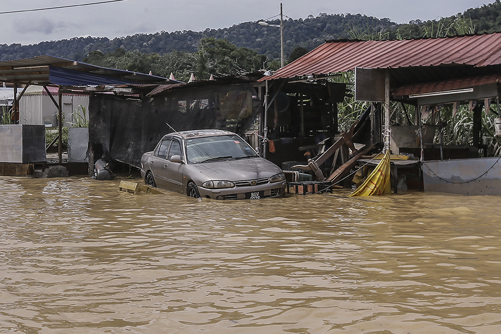 A car is seen through the floods in Hulu Langat December 19, 2021. u00e2u20acu201d Picture by Hari Anggara