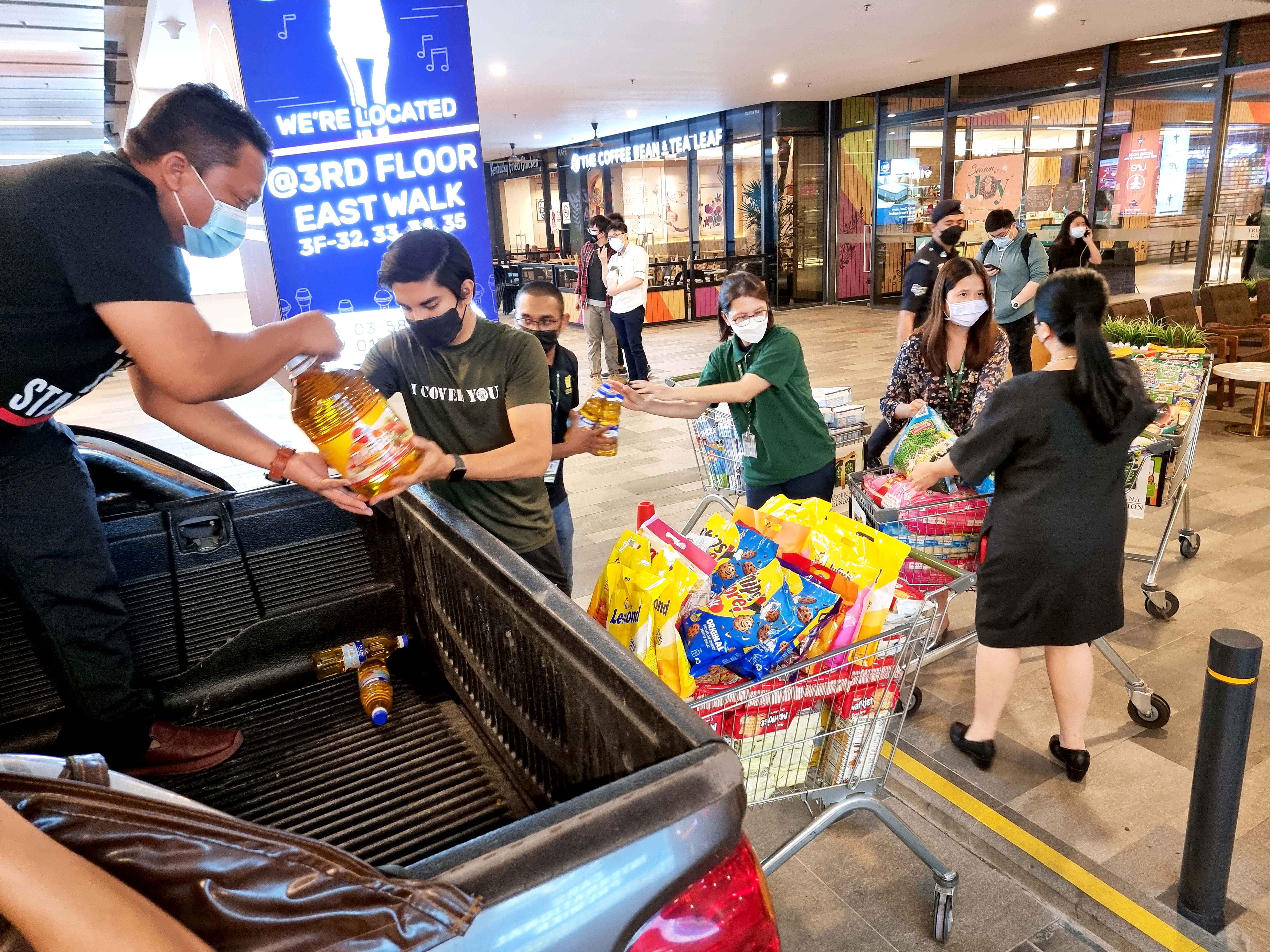 非政府组织MariBantu flood volunteers把物资送往吉隆坡及关丹灾区。-丽阳机构供图-