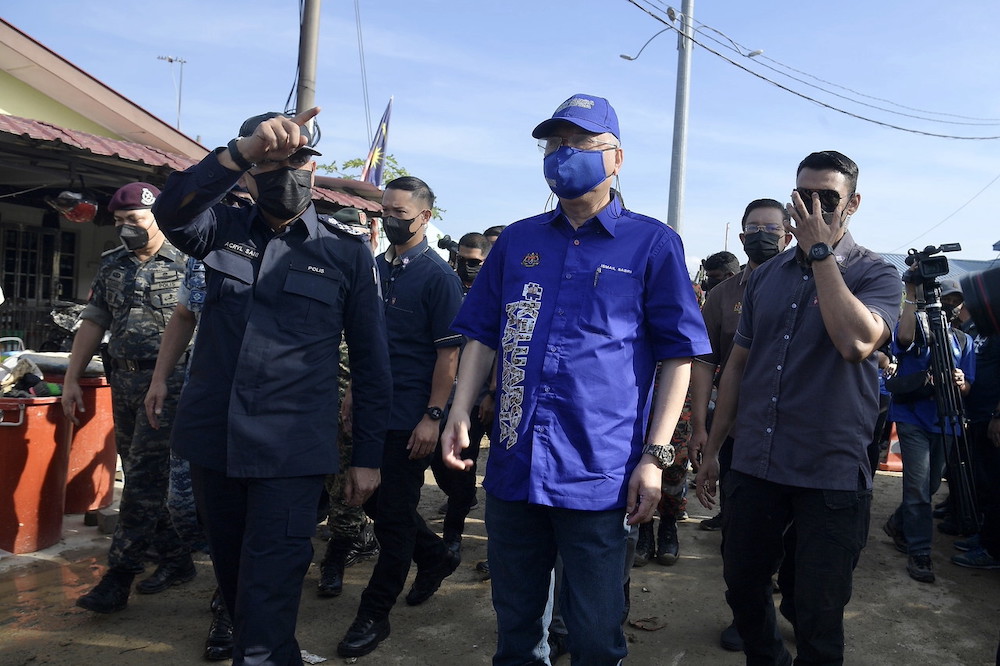 Prime Minister Datuk Seri Ismail Sabri Yaakob visits the flood-affected areas in Taman Nanding in Hulu Langat December 26, 2021. u00e2u20acu201d Bernama pic