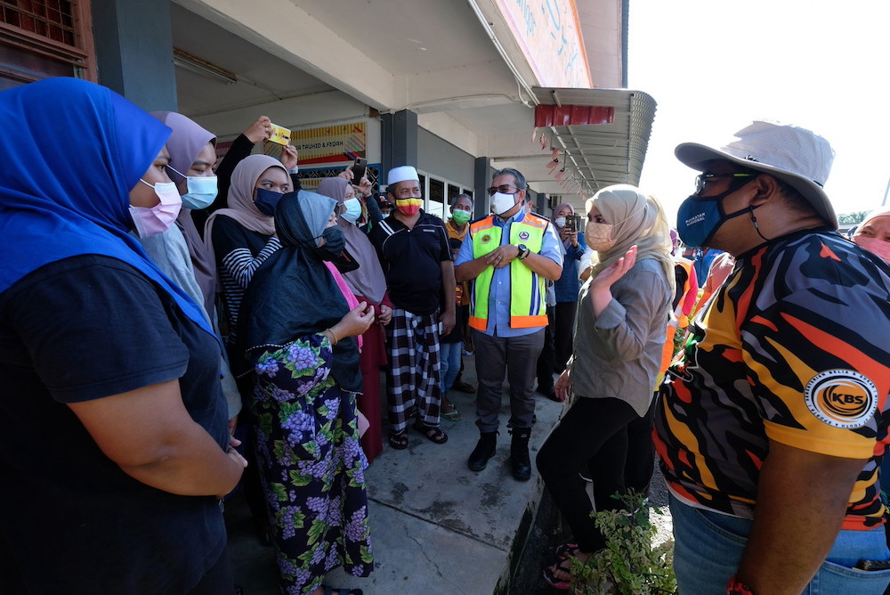 Women, Family and Community Development Minister Datuk Seri Rina Mohd Harun visits a flood relief centre in Kuala Langat December 21, 2021. u00e2u20acu201d Bernama pic