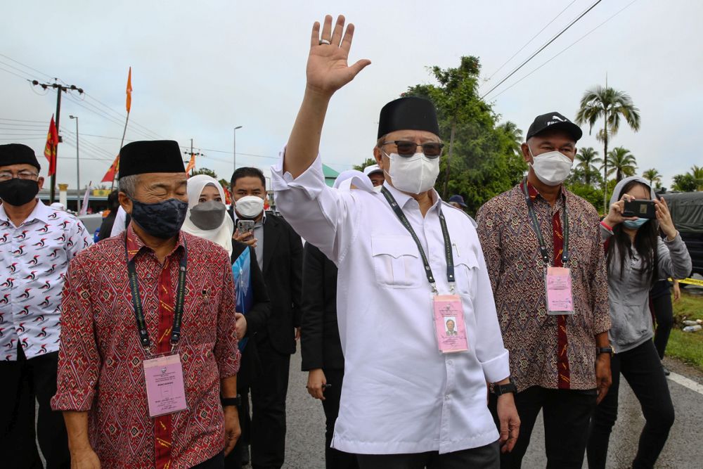 Gabungan Parti Sarawak's Gedung candidate Tan Sri Abang Johari Openg arrives at the nomination centre at Dewan Masyarakat Gedung, Sarawak December 6, 2021. u00e2u20acu201d Picture by Yusof Mat Isa