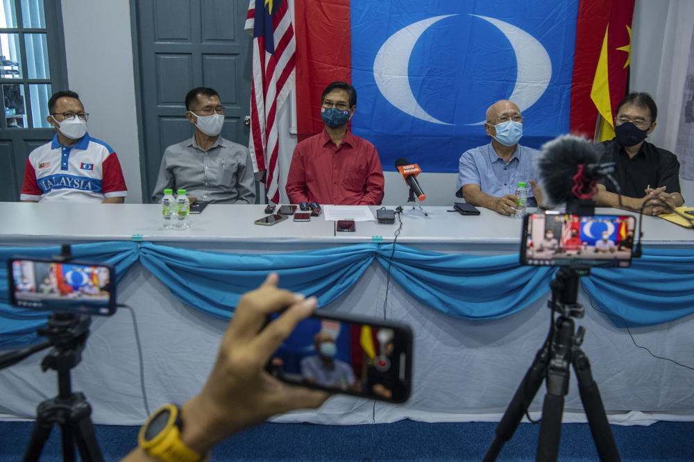 Sarawak Parti Keadilan Rakyat acting chairman Abang Zulkifli Abang Engkeh (centre) at a press conference at the state party headquarters in Kuching, December 2, 2021. u00e2u20acu201d Bernama pic 